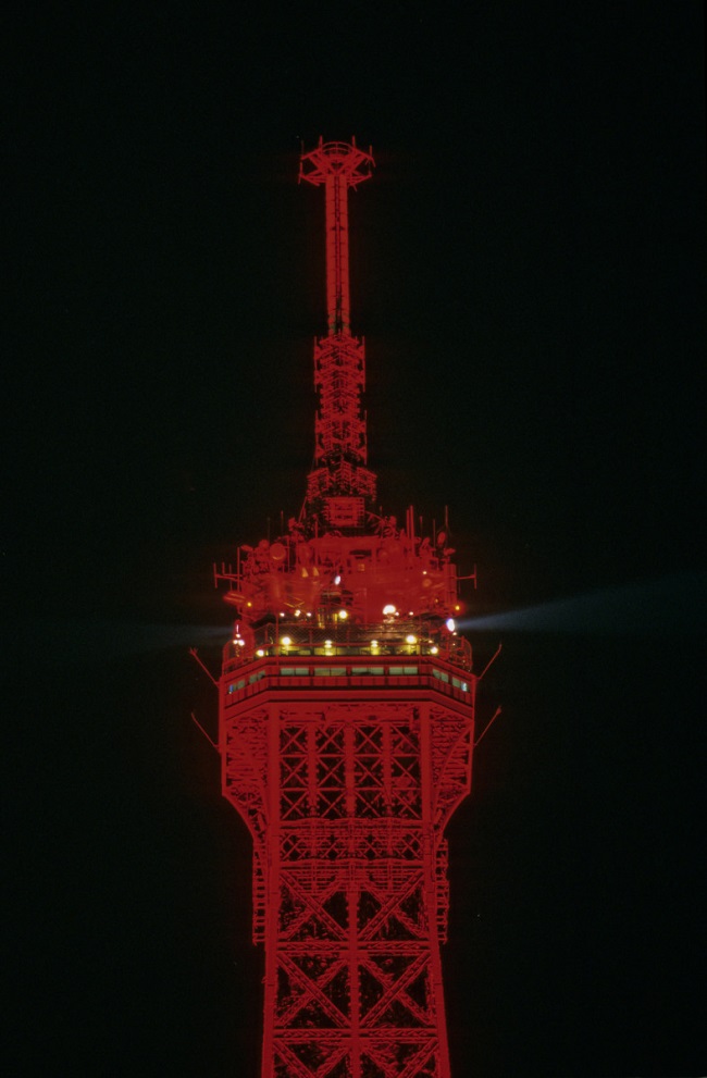 La tour Eiffel illuminée en rouge