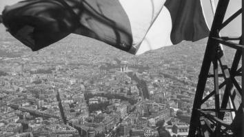 Photo drapeau tricolore hissé au sommet de la tour Eiffel