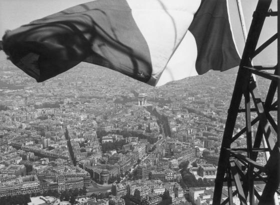 Photo drapeau tricolore hissé au sommet de la tour Eiffel