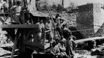 Les ouvriers du chantier des fondations de la tour Eiffel