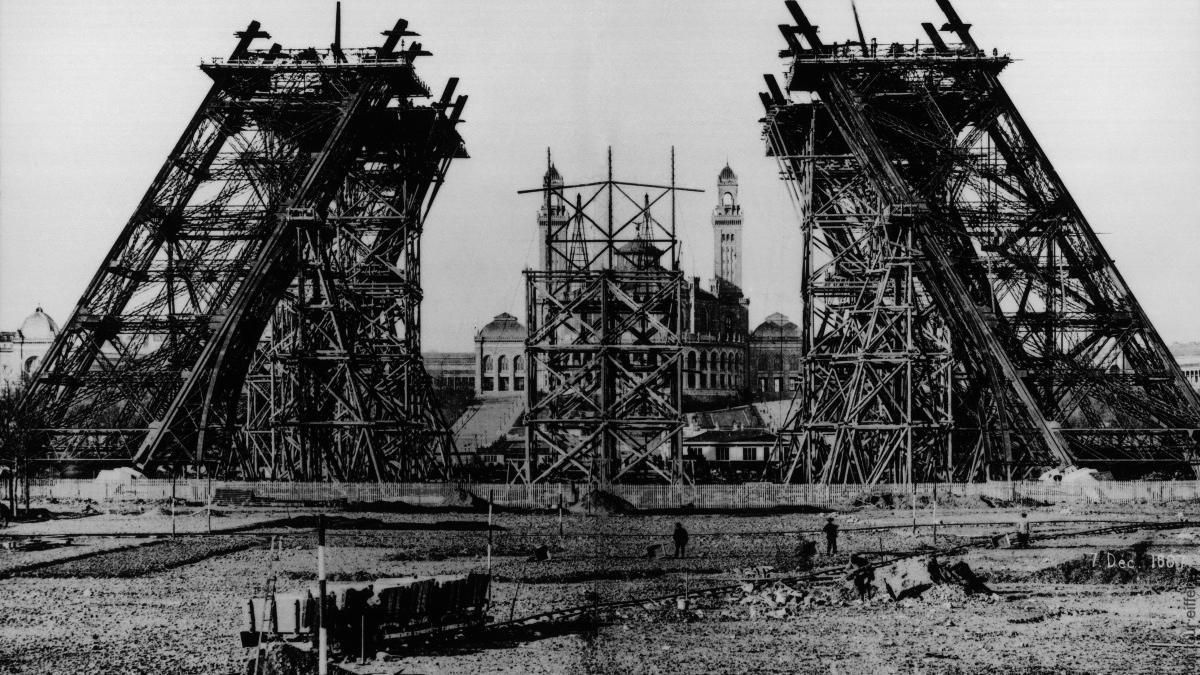 Tour Eiffel en construction