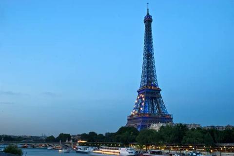 Iluminación de la Torre Eiffel en colores europeos