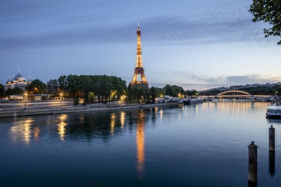 Vue nocturne sur la tour Eiffel et la Seine