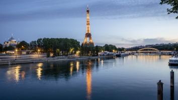 Vue nocturne sur la tour Eiffel et la Seine