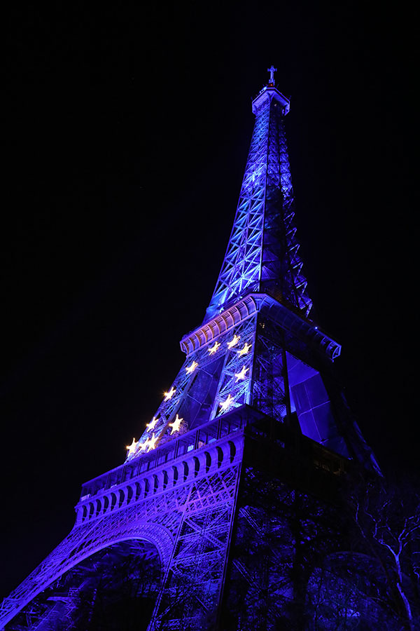 Tour Eiffel illuminée aux couleurs de l'Europe en janvier 2022