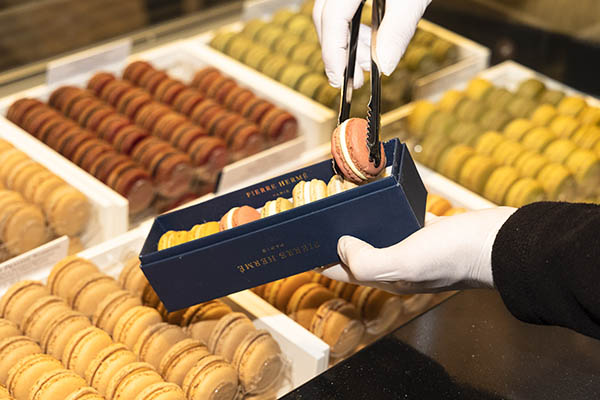 Bar à macarons Pierre Hermé  Paris Tour Eiffel