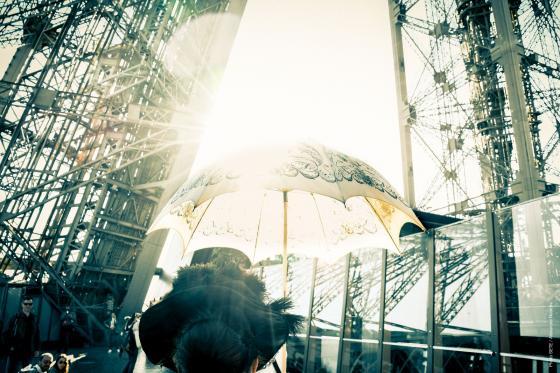 Comédienne en tenue d'époque à la tour Eiffel