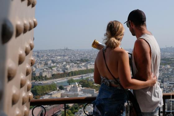 Couple admirant la vue depuis la Tour