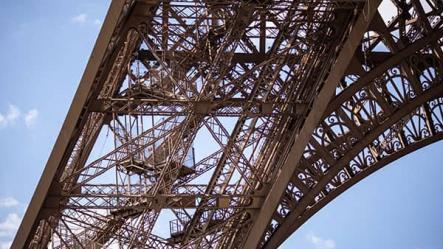 Vue sur un pilier de la tour Eiffel 