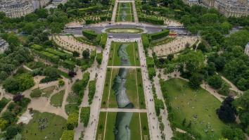 Fresque Beyond Walls sur le Champ de Mars