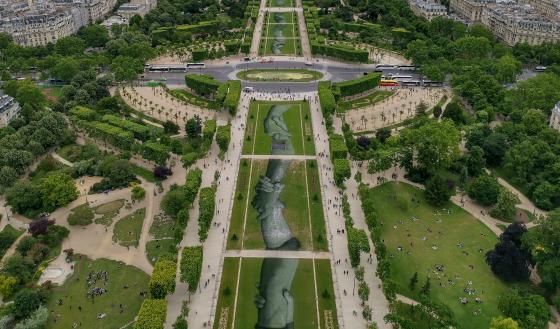 Fresque Beyond Walls sur le Champ de Mars