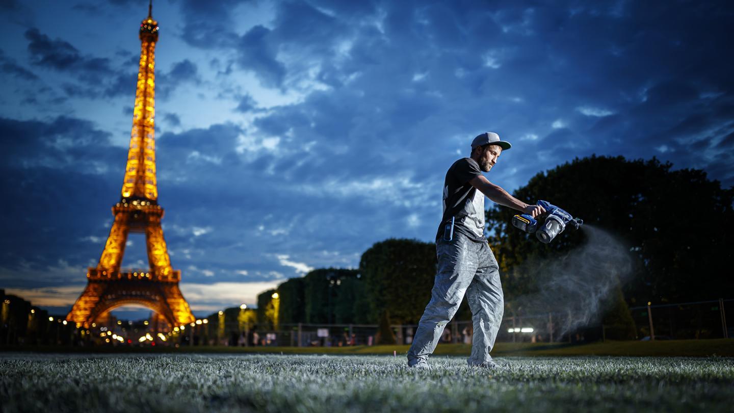 L'artiste SAYPE au travail sur le Champ de Mars