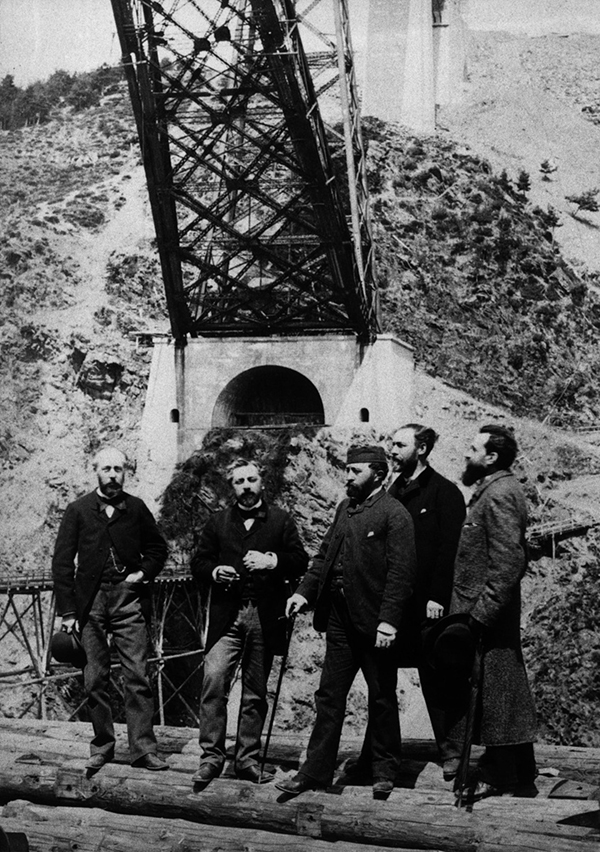 Photo de Gustave Eiffel al pie del Viaducto de Garabit