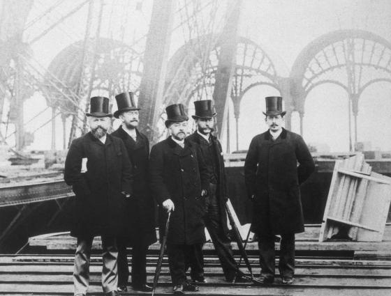 Gustave Eiffel et ses collaborateurs pendant la construction de la tour Eiffel