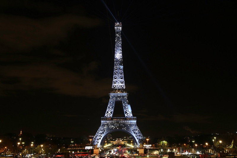 La tour Eiffel illuminée en blanc