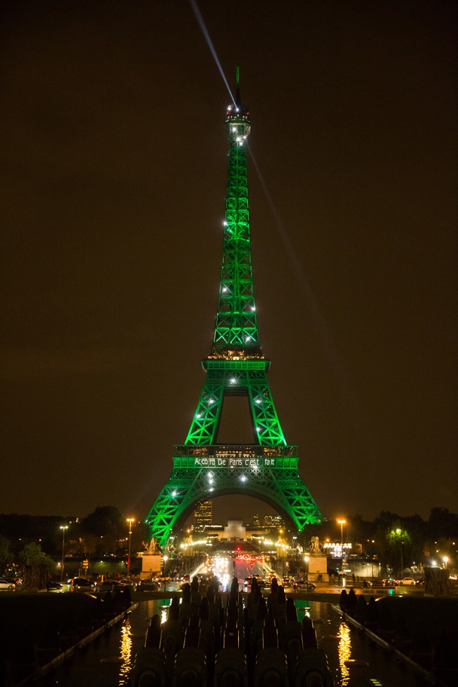 La tour Eiffel illuminée en vert