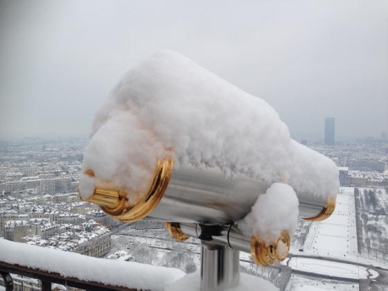 6 février 2018 une longue vue de la tour EIffel enneigée