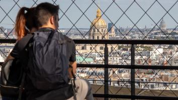 Jeunes à la tour Eiffel 