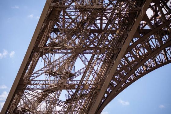 Vue sur un pilier de la tour Eiffel 