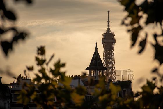 La torre Eiffel vista desde lejos