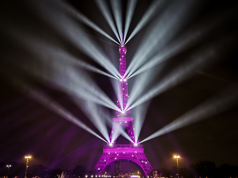 La tour Eiffel illuminée en rose