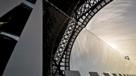 L'oeuvre de Daniel Buren à la tour Eiffel