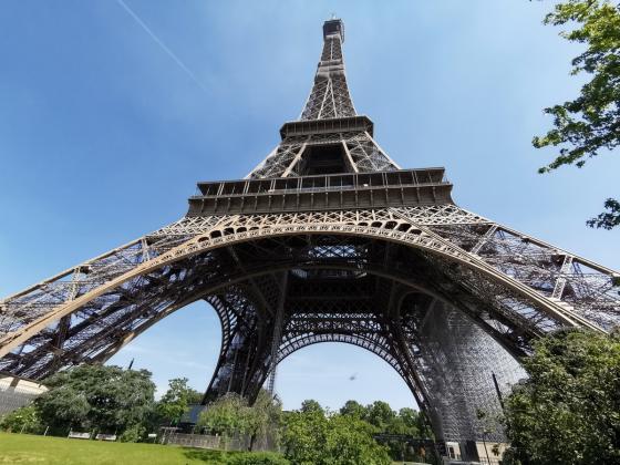 Vue tour Eiffel depuis jardins