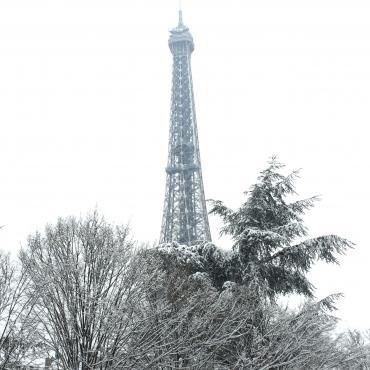 La tour Eiffel sous la neige