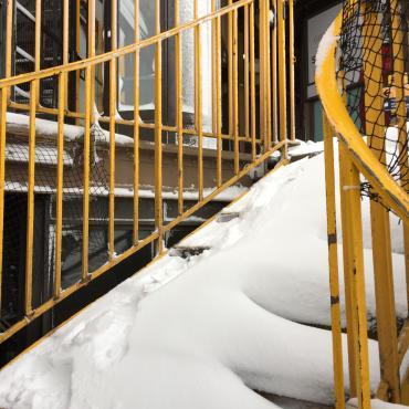 la escaleras de la torre Eiffel cobiertos de nieve