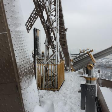 el secundo piso de la torre eiffel cobierto de nieve