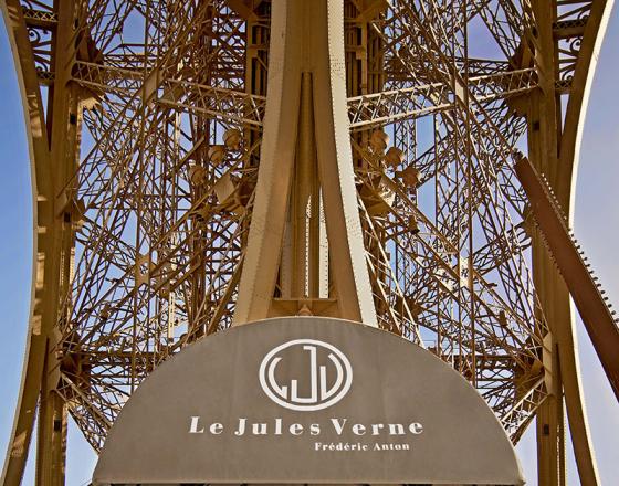 L'entrée du restaurant Jules Verne sur le parvis