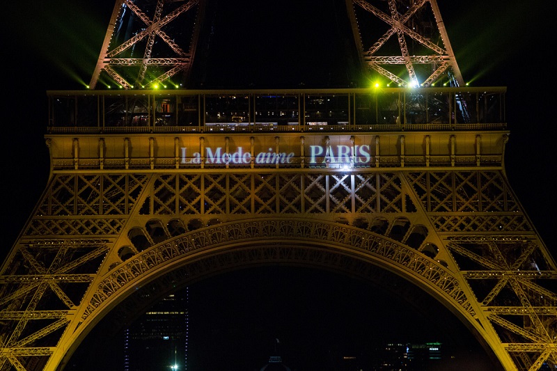 La tour Eiffel illuminée en jaune