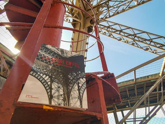 Le livre des 130 ans sur l'escalier historique de la tour Eiffel