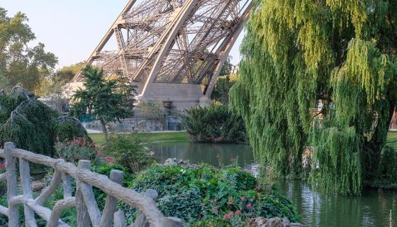 Vue sur la base du pilier est de la tour Eiffel