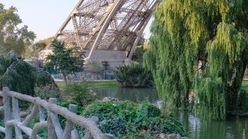 Vue sur la base du pilier est de la tour Eiffel