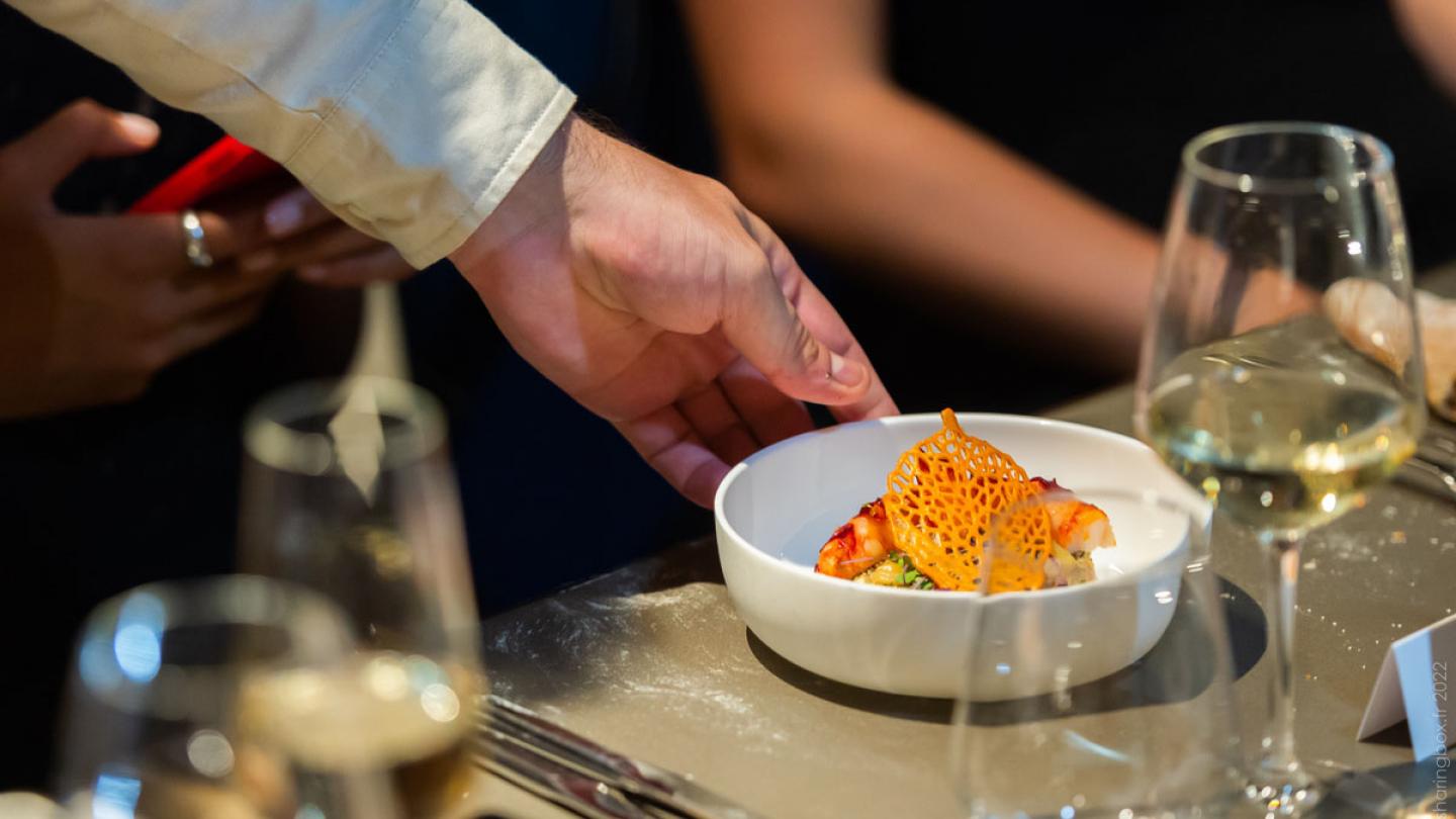 Concéntrese en un plato de Madame Brasserie