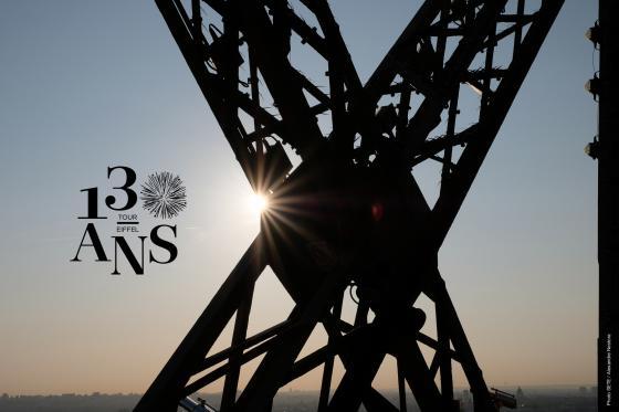 Tour Eiffel avec logo 130 ans