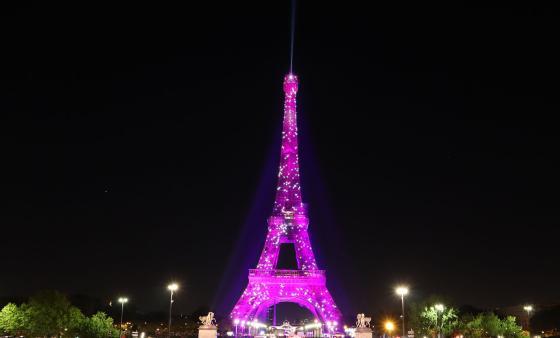 La tour Eiffel illuminée en rose