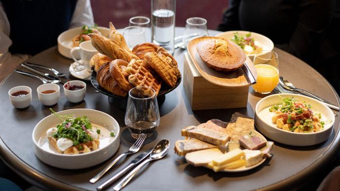 Vue sur une table de brunch chez Madame Brasserie