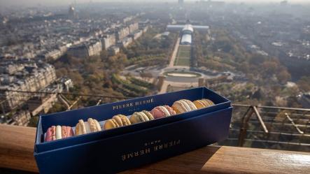 Macarons Pierre Hermé à la tour Eiffel