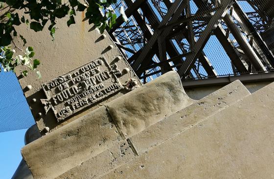 Placa en el pilar de la Torre