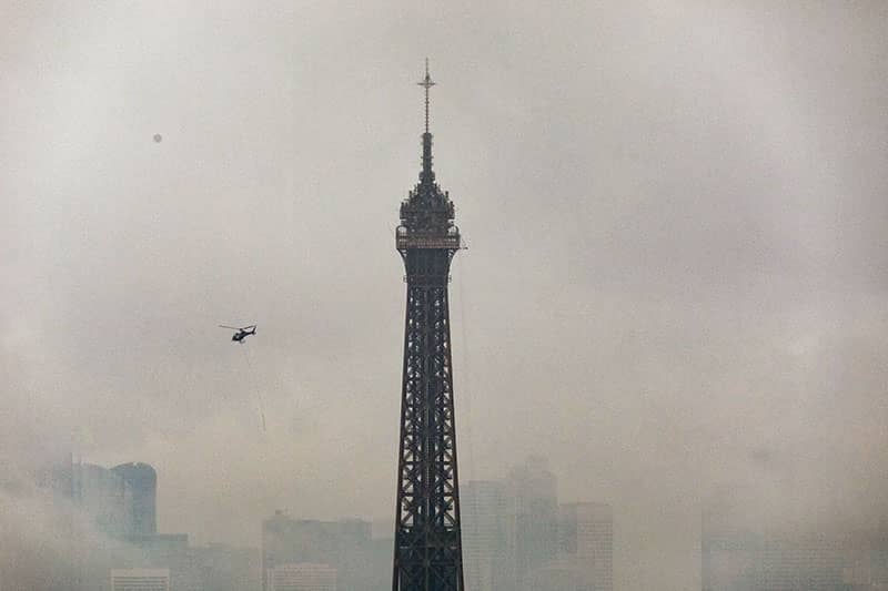 Opération de pose de l'antenne DAB+ sur la tour Eiffel