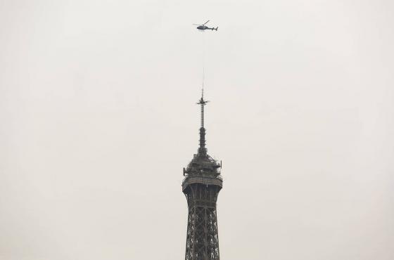 Pose de l'antenne par hélicoptère