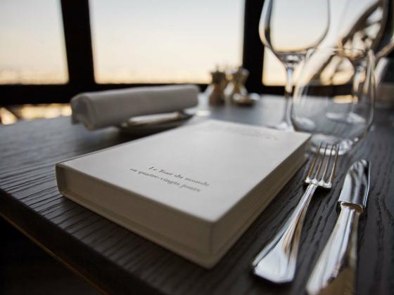 Table setting of the restaurant Jules Verne