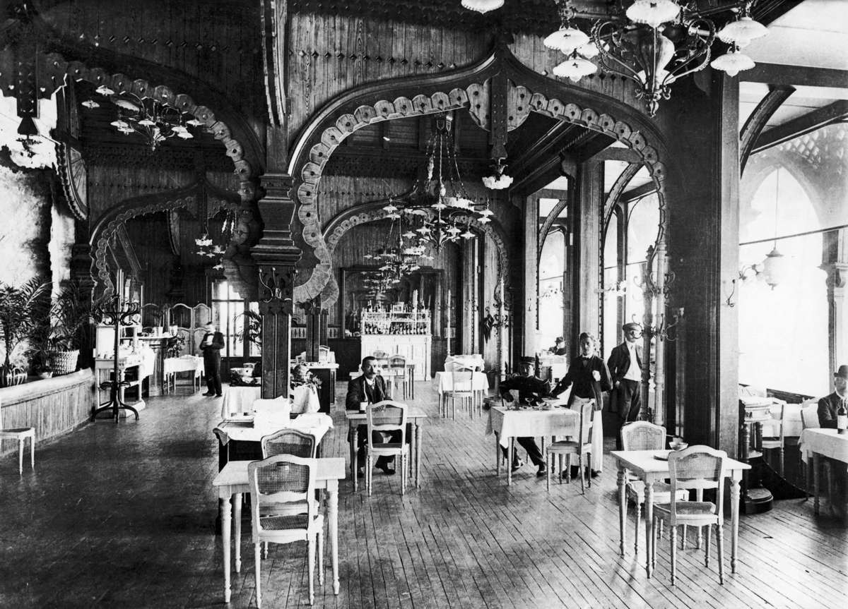 El restaurante de la torre Eiffel en 1889-1890