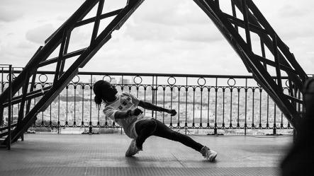 Salif CrookBoyz dansant à la tour Eiffel