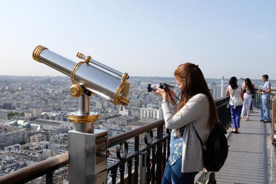 Visiteurs au 2e étage de la tour Eiffel