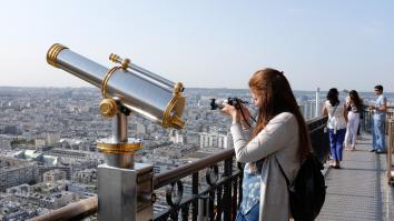 Visiteurs au 2e étage de la tour Eiffel