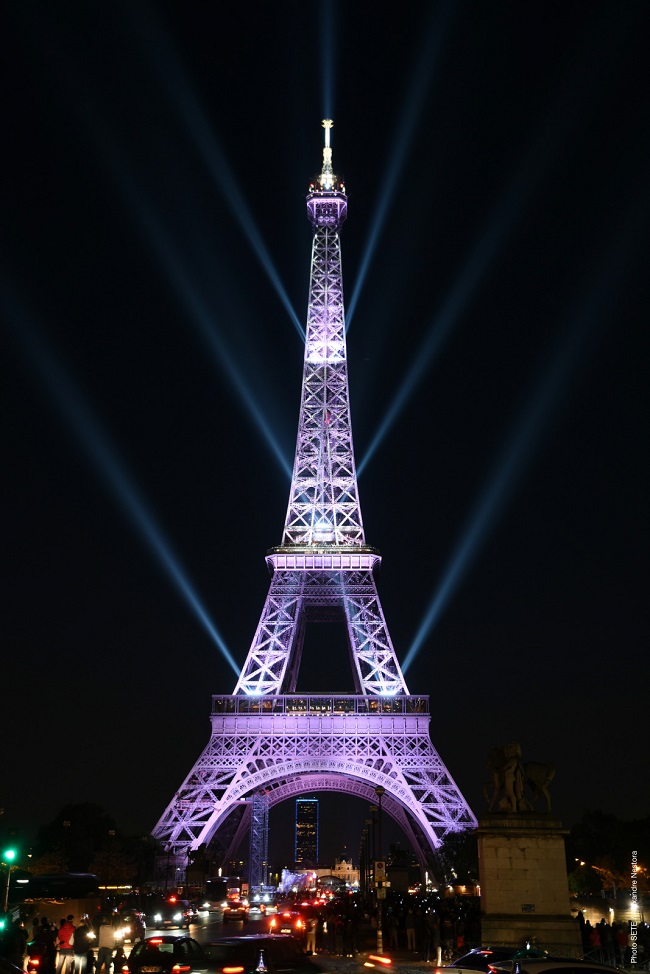 la tour Eiffel illuminée en violet