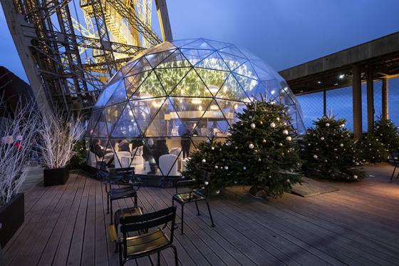 Vue sur le dôme transparent de la terrasse d'hiver